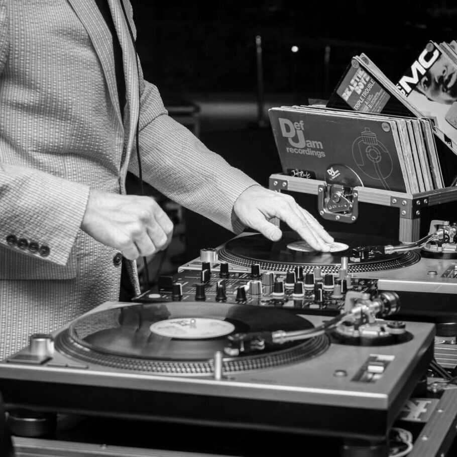 Vinyl DJ Nights – Charlie Tango