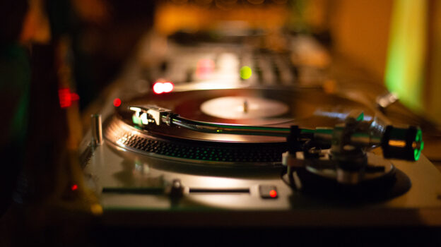 Vinyl DJ Nights – DJ Sue Grant